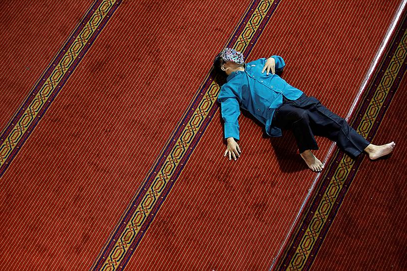 Джакарта, Индонезия. Местный житель отдыхает перед разговением в священный для мусульман месяц поста рамадан