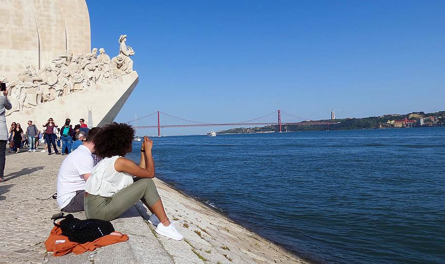 Самый знаменитый мост Лиссабона «25 апреля», который в 60-е годы, когда снималась бондиана, назывался в честь португальского диктатора — мост Салазара, похож на мост Золотые Ворота в Сан-Франциско. В фильме «На секретной службе ее величества» красный мост появляется несколько раз. Сначала мафиози везут Бонда на встречу с главарем корсиканской мафии по этому мосту, а в финале после свадьбы Бонд и Трейси снова едут на его Aston Martin по мосту и оказываются в португальском национальном парке Аррабида, где новобрачная была застрелена прямо на переднем сиденье автомобиля