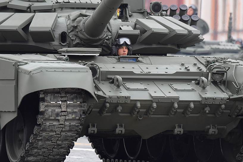 Танк Т-72Б3 во время парада