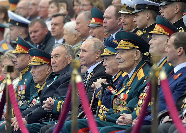 Президент России Владимир Путин (в центре, справа) и глава Совета безопасности Казахстана, бывший президент республики  Нурсултан Назарбаев (в центре, слева)