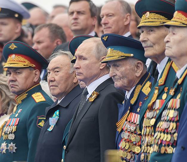 Президент России Владимир Путин (в центре, справа) и глава Совета безопасности Казахстана Нурсултан Назарбаев