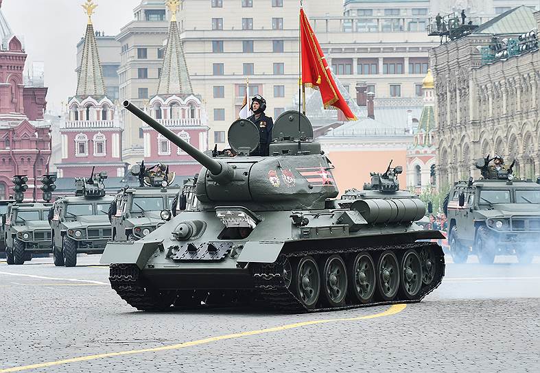 Танк Т-34-85 во время парада