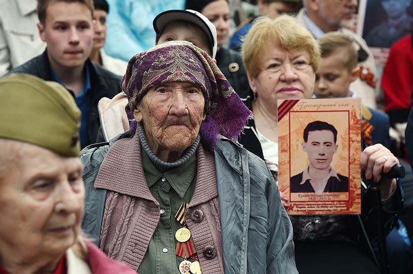 Севастополь. Участники акции «Бессмертный полк» во время шествия