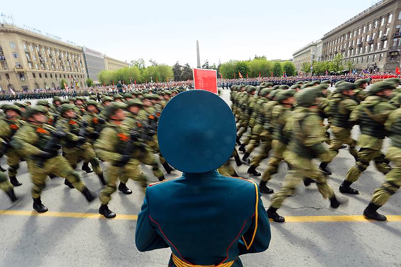 Волгоград. Военный парад на площади Павших Борцов