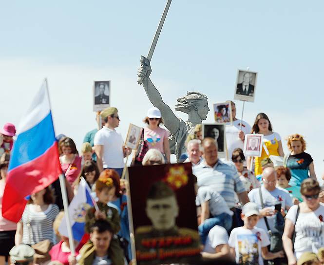 Волгоград. Участники акции памяти «Бессмертный полк» во время шествия к скульптуре Родины-матери на Мамаевом кургане