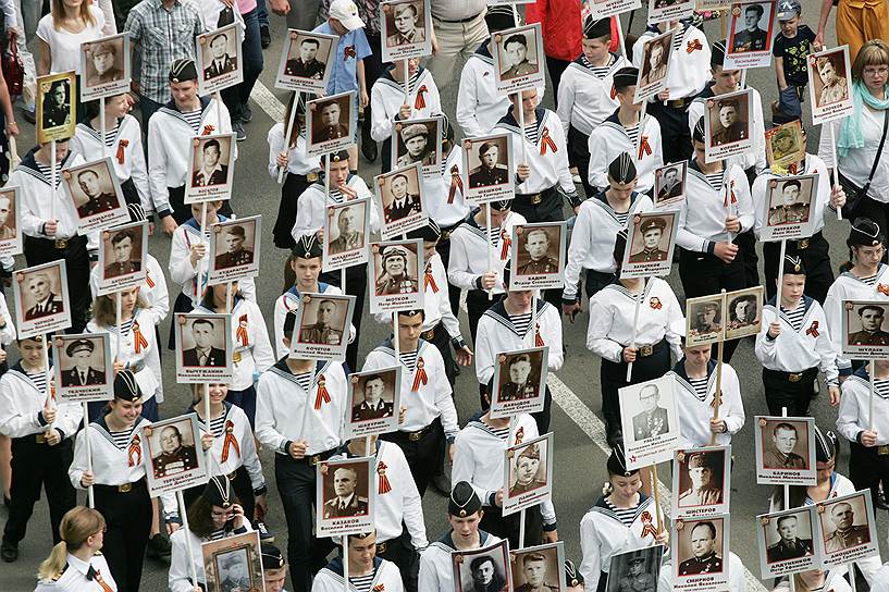 Нижний Новгород. Участники акции во время шествия от Верхне-Волжской набережной до Парка Победы
