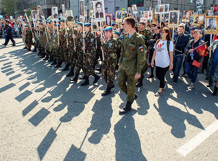 Новосибирск. Участники акции «Бессмертный полк» во время шествия по Красному проспекту
