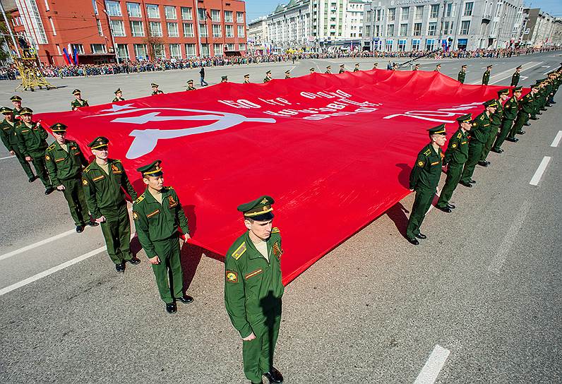 Новосибирск. Военнослужащие развернули красный флаг во время празднования Дня Победы