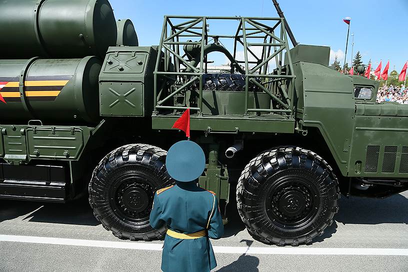 Самара. Зенитно-ракетный комплекс С-300 на военном параде
