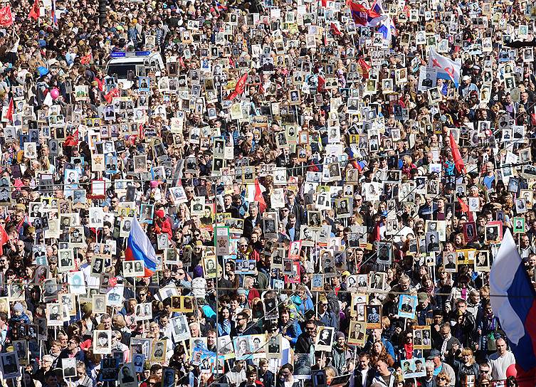 Санкт-Петербург. Участники акции памяти «Бессмертный полк» во время шествия по Невскому проспекту