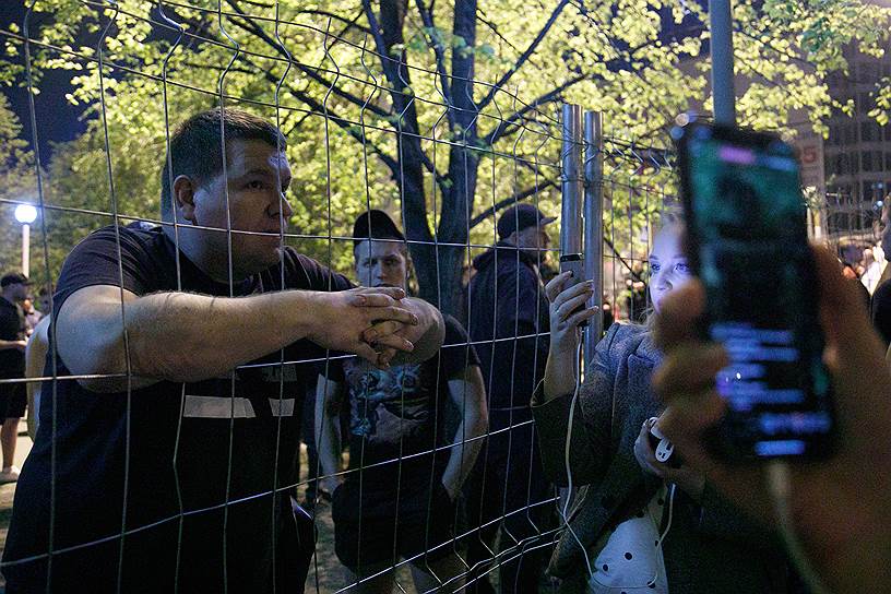 Жители Екатеринбурга вечером 14 мая вновь собрались на несанкционированную акцию у сквера на Октябрьской площади. Примерно две трети сквера огорожены забором, одна треть — заполнена людьми. Рядом со сквером стоят несколько полицейских машин и машин ДПС