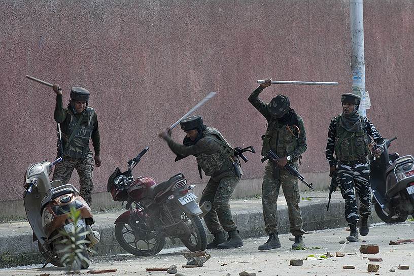 Кашмир, Индия. Участники военизированных формирований в ходе протестов в городе Сринагар   
