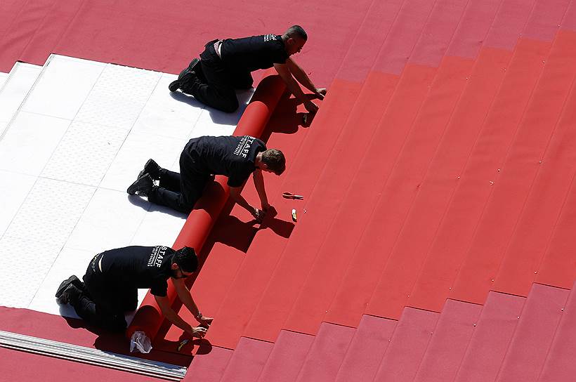 Канн, Франция. Установка красной ковровой дорожки перед церемонией открытия 72-го Каннского кинофестиваля