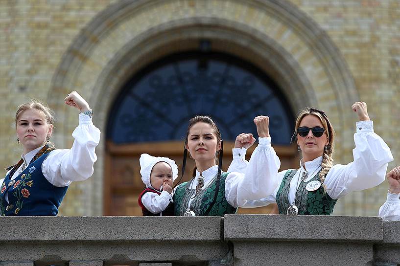 Осло, Норвегия. Горожане в традиционных костюмах на демонстрации против сокращения расходов на здравоохранение 