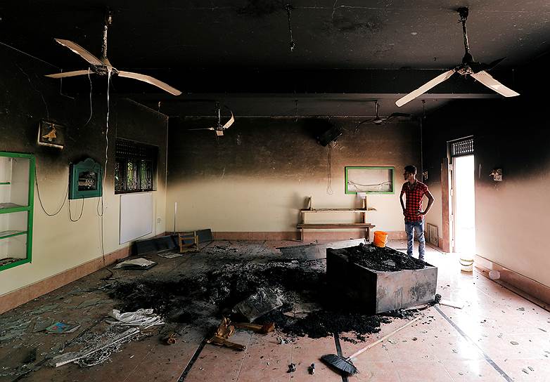 Коттампитья, Шри-Ланка. Мусульманин смотрит на повреждения внутри мечети после нападения толпы
