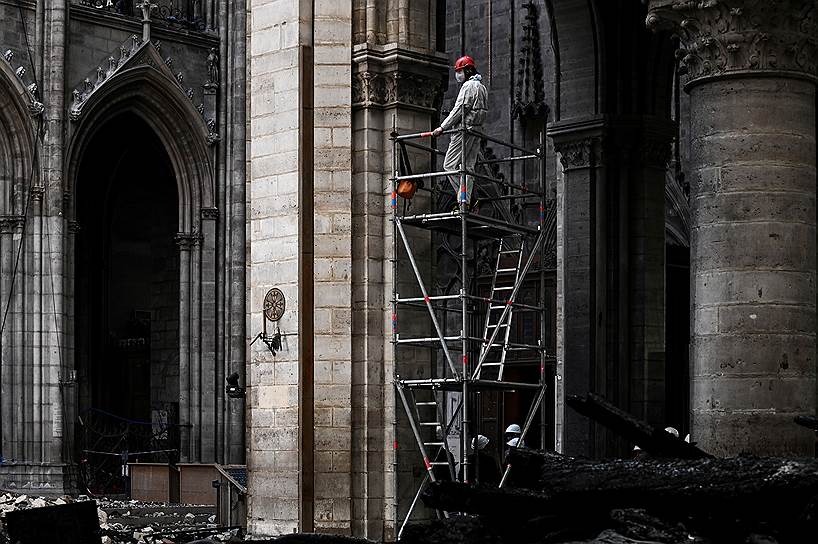 Париж, Франция. Работы по восстановлению собора Парижской Богоматери после пожара