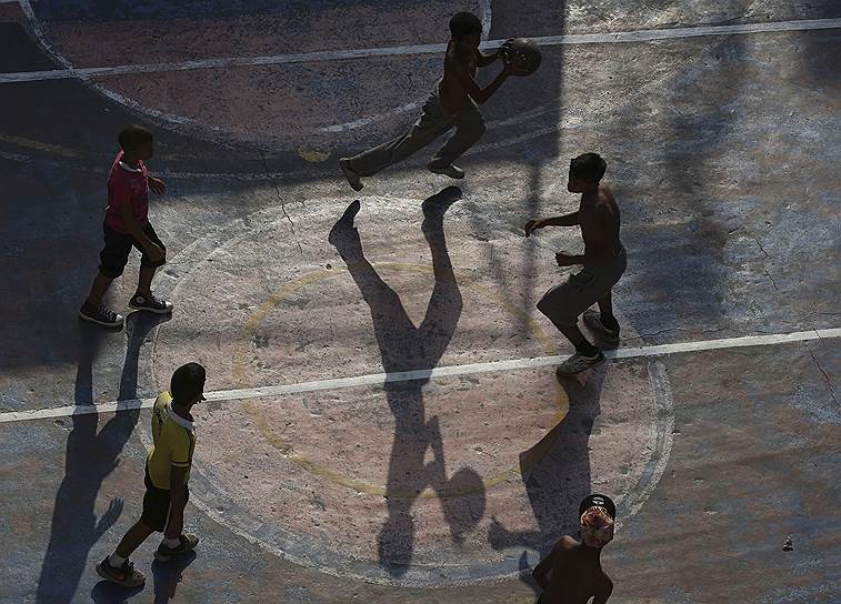 Каракас, Венесуэла. Мальчики из трущоб играют в баскетбол