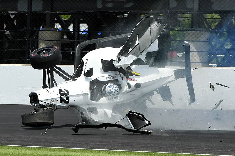 Индианаполис, США. Машина автогонщика Кайла Кайзера переворачивается в воздухе после аварии во время тренировочного заезда «Инди-500»