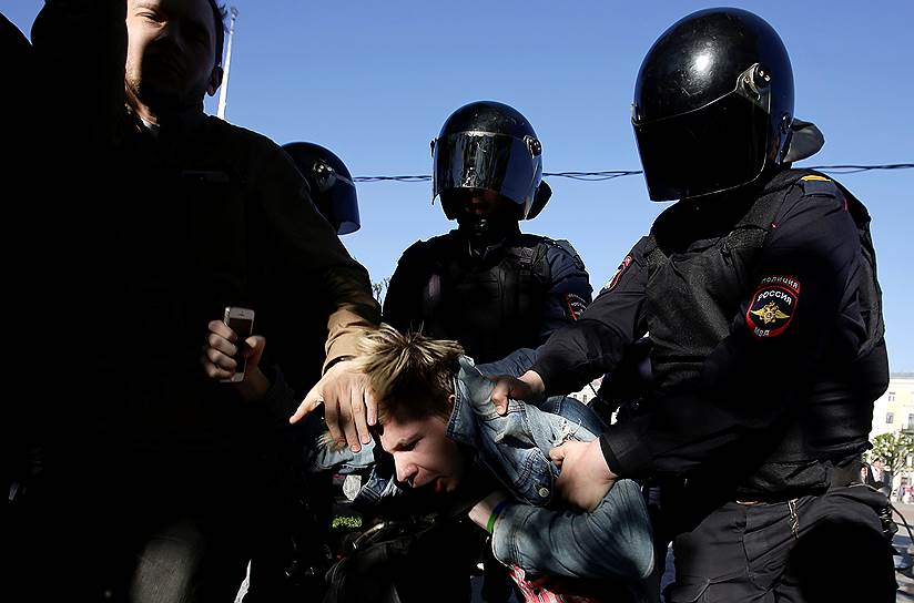 Санкт-Петербург, Россия. Полицейские задерживают участника несанкционированной ЛГБТ-акции