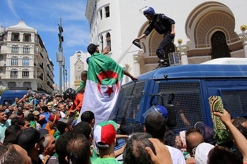 Алжир, Алжир. Полиция применяет слезоточивый газ во время антиправительственного митинга