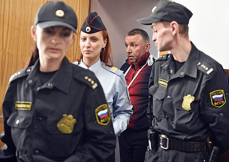 Бывший сотрудник 2-го отдела управления «К» ФСБ России Дмитрий Фролов (в центре)