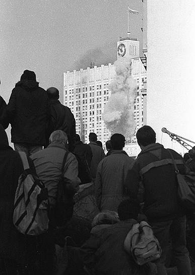 3 и 4 октября 1993 года сторонники президента Бориса Ельцина и защитники Верховного совета собрали на улицах Москвы не менее 300 тыс. человек. Акции проходили у Белого дома, у телецентра «Останкино» и здания мэрии. События сопровождались вооруженными столкновениями, в ходе которых погибли не менее 157 человек и 384 пострадали