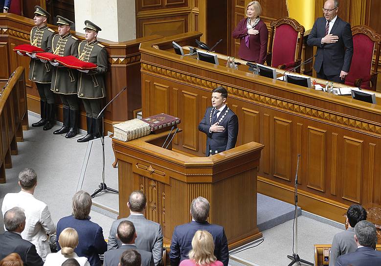 Владимир Зеленский поет гимн на церемонии инаугурации