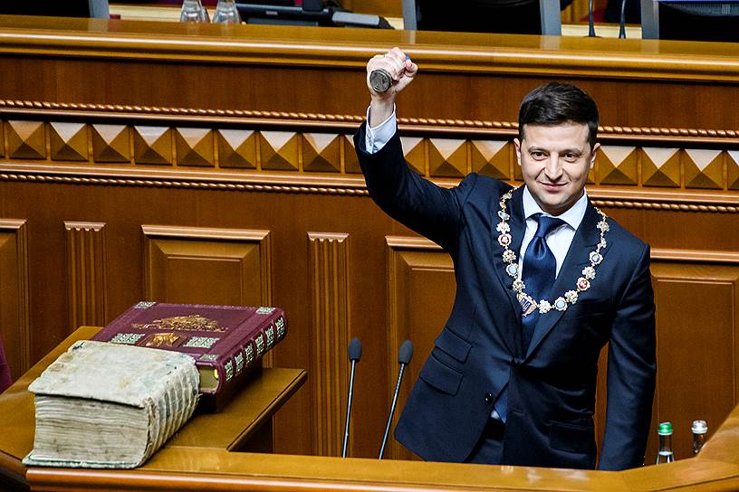 Господин Зеленский также выступил за принятие закона об отмене депутатской неприкосновенности