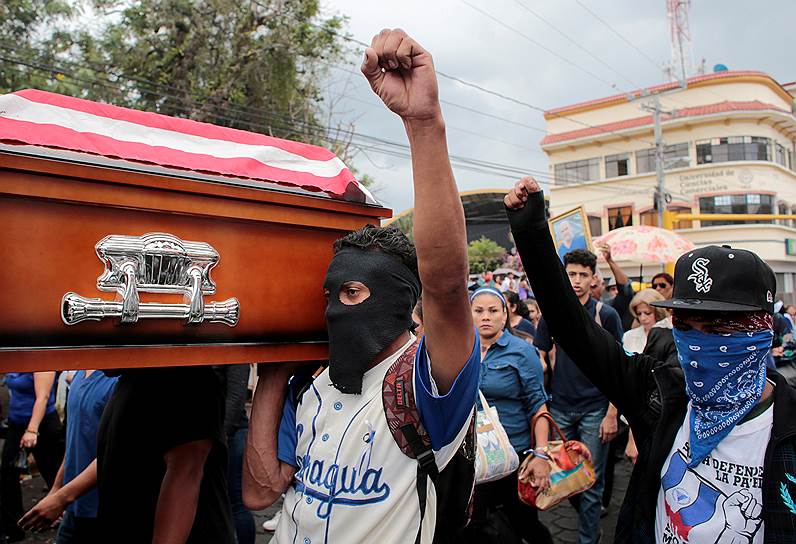 Матагальпа, Никарагуа. Гроб с телом американца Эдди Монтеса, погибшего в местной тюрьме