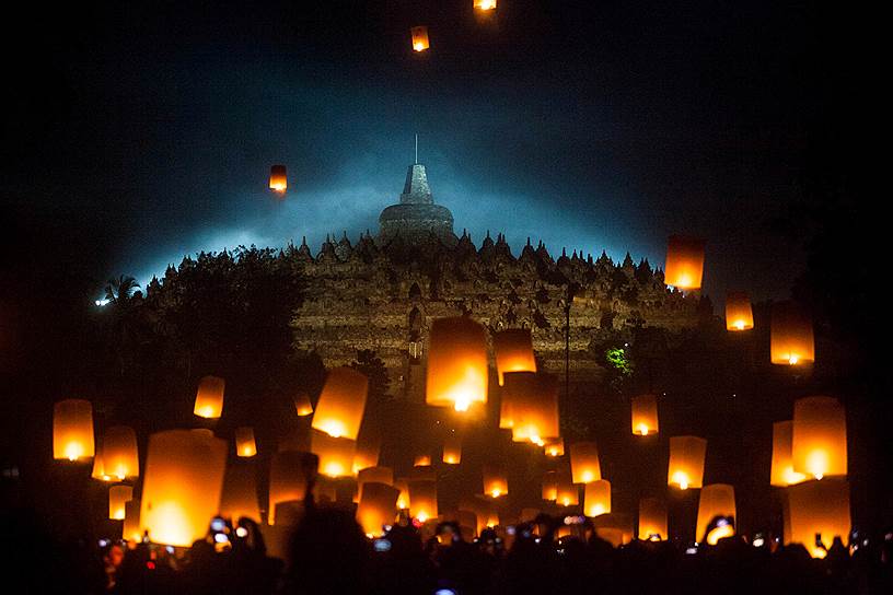 Магеланг, Индонезия. Запуск бумажных фонариков в небо во время буддийского праздника