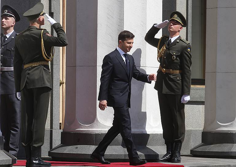 Президент Украины Владимир Зеленский (в центре) после церемонии