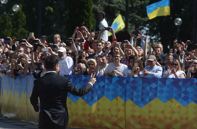 Выступая с речью в ходе церемонии, Владимир Зеленский заявил, что «нет правильных или неправильных» украинцев, и призвал граждан возвращаться на родину. Своей первой задачей в должности президента он назвал прекращение огня в Донбассе