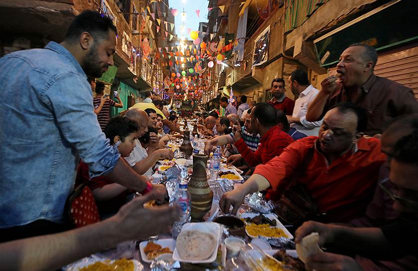 Каир, Египет. Соседи собрались, чтобы разговеться и отметить окончание поста во время рамадана
