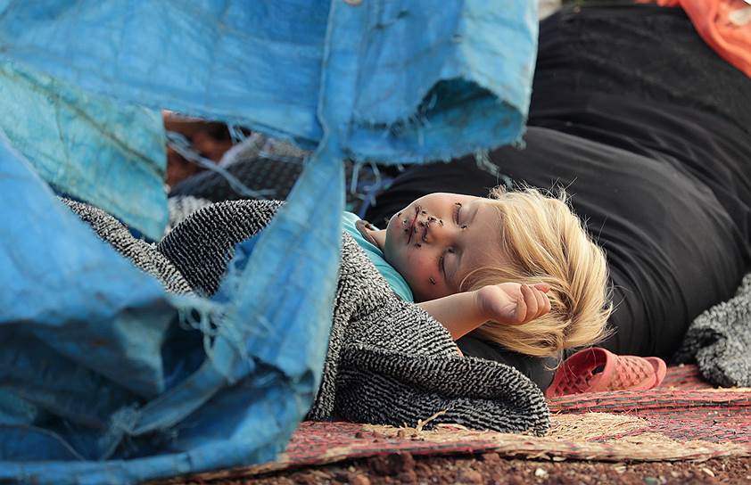 Атма, Сирия. Спящий ребенок