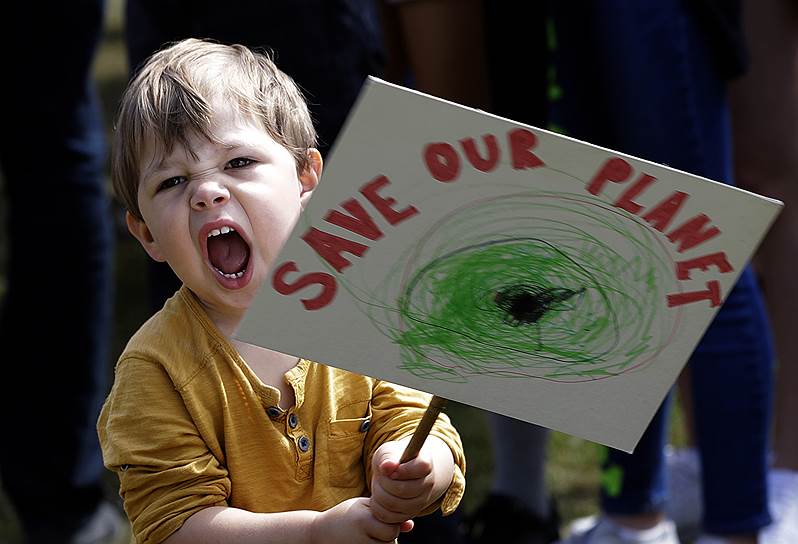 Лондон, Великобритания. Юный демонстрант выступает в защиту окружающей среды 