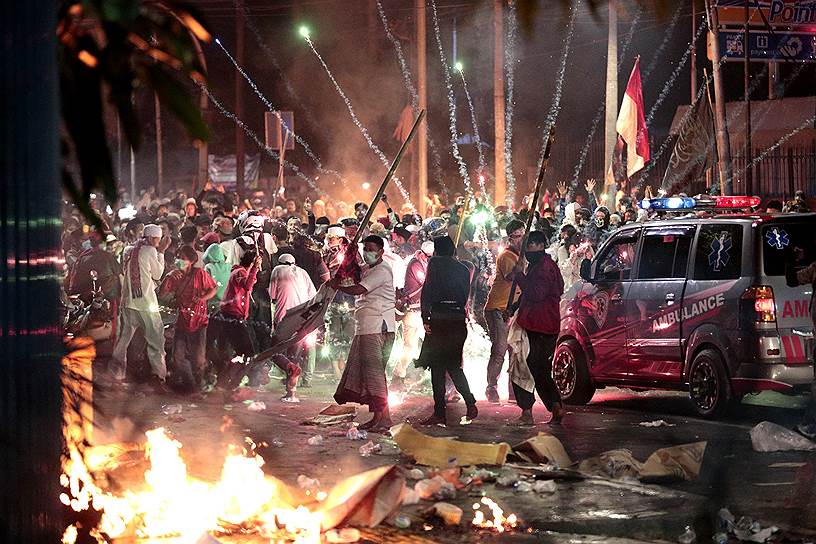 Джакарта, Индонезия. Столкновений демонстрантов с полицией  