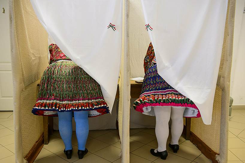 Буяк, Венгрия. Женщины в национальных костюмах во время выборов в Европарламент