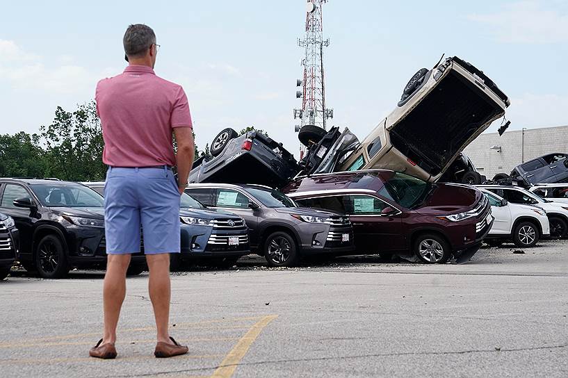 Джефферсон-Сити, США. Мужчина смотрит на автомобили, поврежденные торнадо