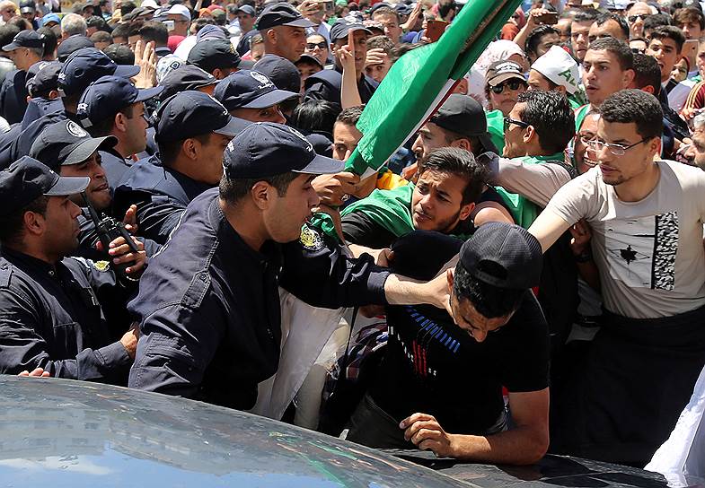 Алжир, Алжир. Антиправительственная акция протеста