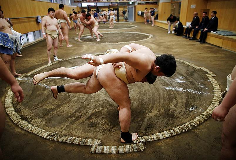 Токио, Япония. Студенты колледжа университета спортивных наук тренируются в клубе борьбы сумо 