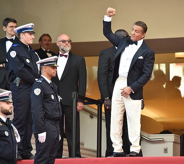 Американский актер и режиссер Сильвестр Сталлоне (справа) на церемонии закрытия Каннского кинофестиваля