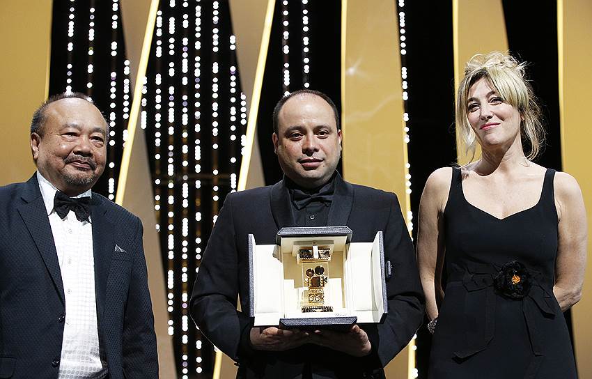 Режиссер Цезарь Диас (в центре) получил награду за лучший дебютный фильм за картину «Наши матери»