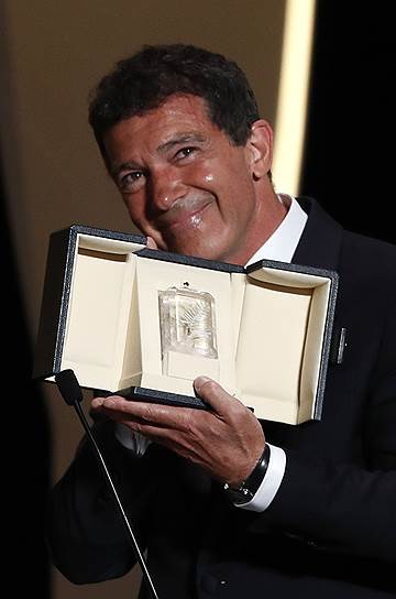 Антонио Бандерас получил награду за лучшую мужскую роль фильм Педро Альмодовара «Боль и слава»
