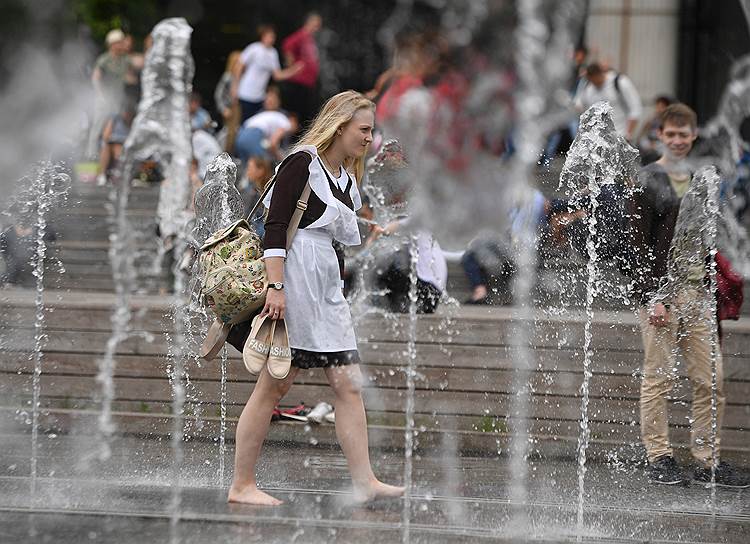 Многие выпускники традиционно купаются в фонтанах