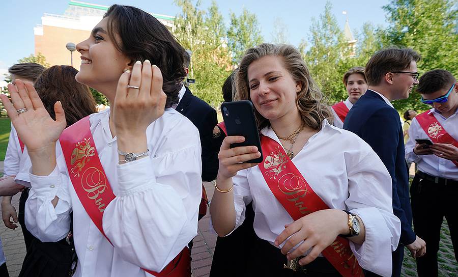 Впереди у выпускников сдача ЕГЭ. Первый экзамен пройдет уже 27 мая&lt;br>
На фото: московские школьники во время гуляний в центре города