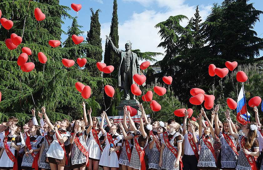 Крымские школьники запускают воздушные шары во время последнего звонка
