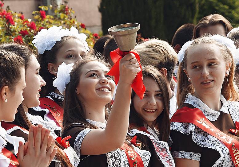 В этом году школьные стены покинут более 650 тыс. выпускников 11 классов по всей России.&lt;br>
На фото: учащиеся средней школы N 2 Алушты (Крым) во время празднования последнего звонка 23 мая 
