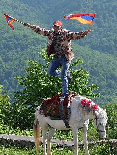 Жители Нагорного Карабаха, по данным социологов, все больше ощущают себя гражданами страны, хоть и братской Армении, но независимой от нее