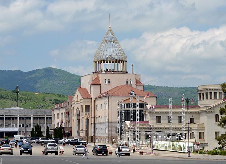 Столица непризнанной Нагорно-Карабахской республики — Степанакерт выглядит как современный город, где даже можно расплатиться картой