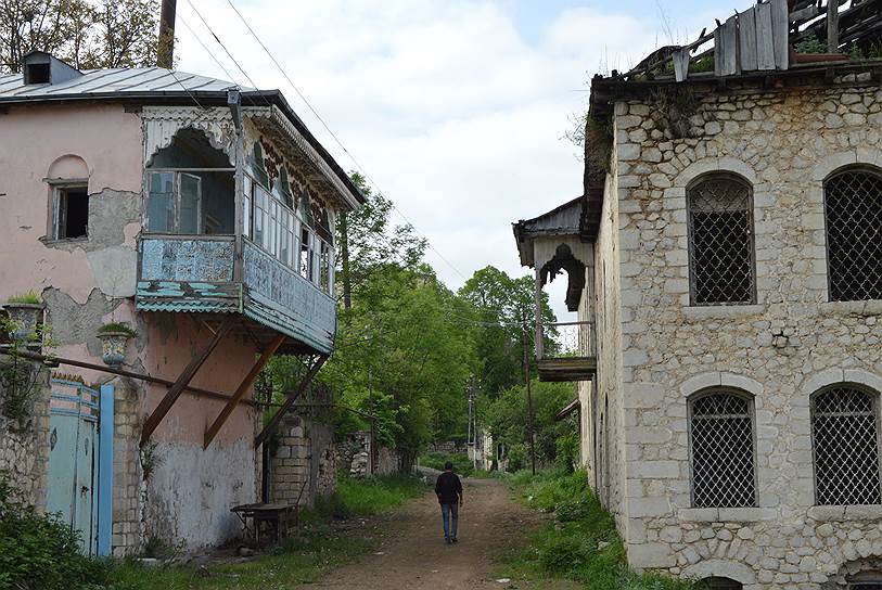 При советской власти в городе Шуша преобладали преобладали азербайджанцы, что сказалось на архитектуре. Сейчас его центр похож на руины — властям проще строить новые здания, чем восстанавливать старые